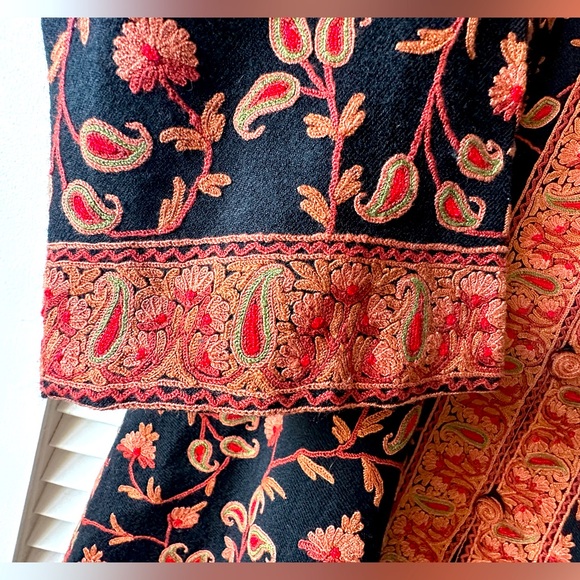 Vintage Sophisticated Mandarin Collar Wool Hand Embroidered Sherwani - Picture 4 of 5